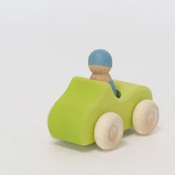 Grünes Cabrio mit Holzfigur