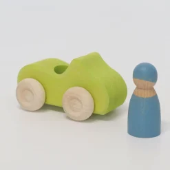 Grünes Cabrio mit Holzfigur