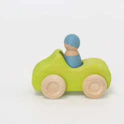 Grünes Cabrio mit Holzfigur