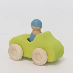 Grünes Cabrio mit Holzfigur