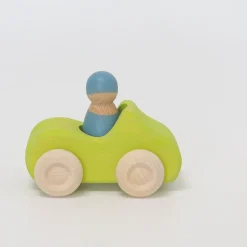 Grünes Cabrio mit Holzfigur