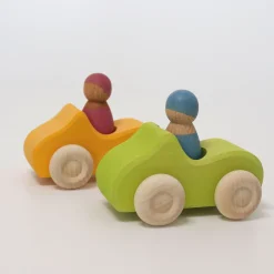 Grünes Cabrio mit Holzfigur