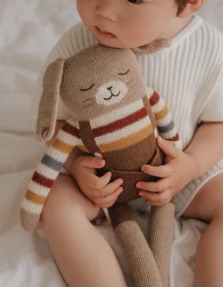 Großer Hase aus Baby-Alpakawolle | Regenbogen-Pulli