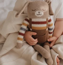Großer Hase aus Baby-Alpakawolle | Regenbogen-Pulli