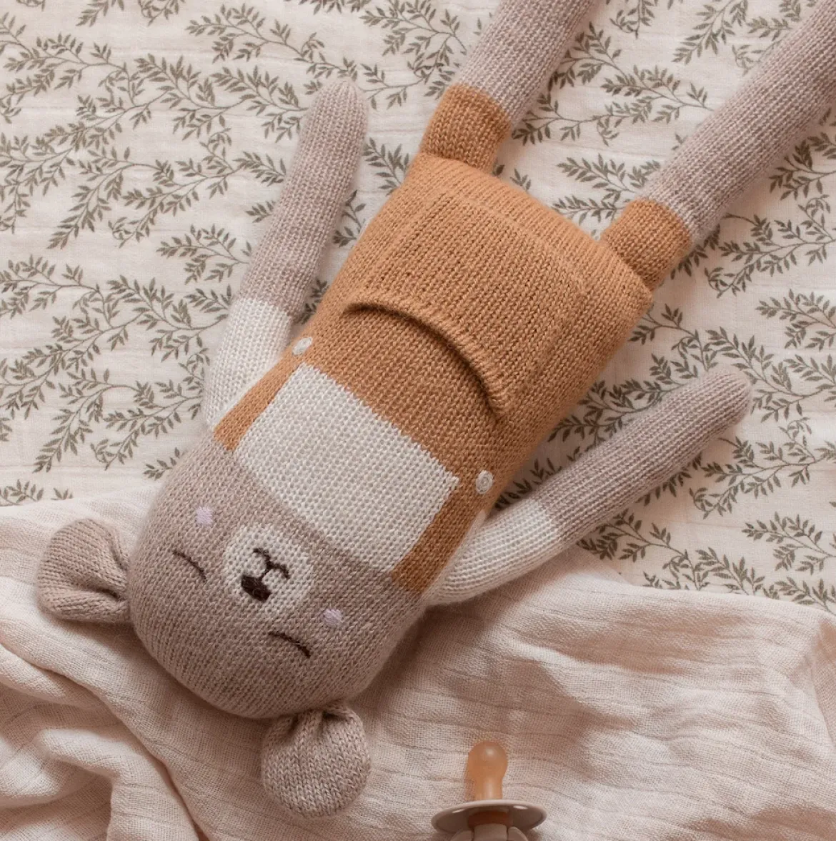 Großer Teddy aus Baby-Alpakawolle | Latzhose