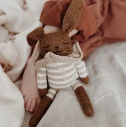 Hase aus Baby-Alpakawolle | Gestreifter Strampler