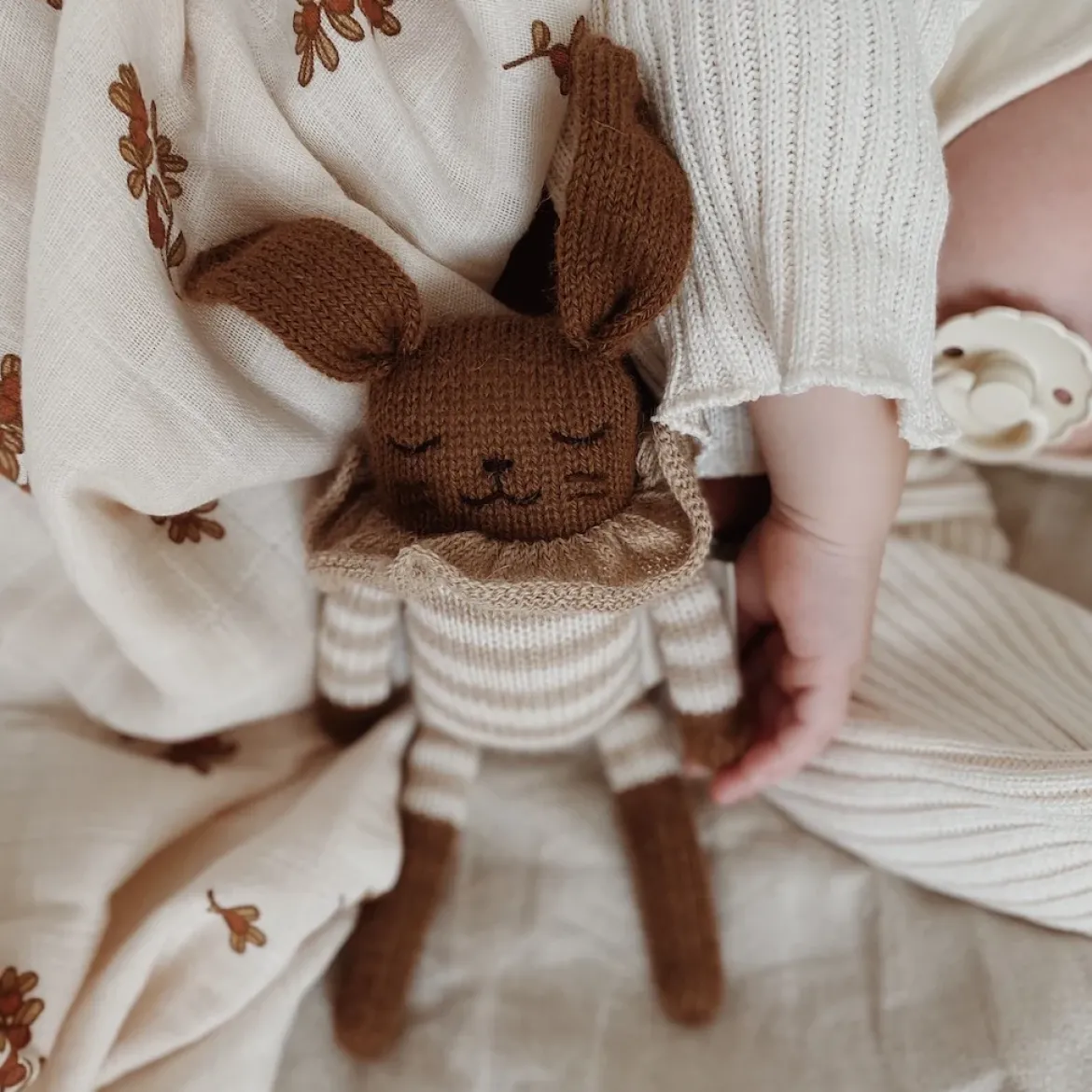 Hase aus Baby-Alpakawolle | Gestreifter Strampler