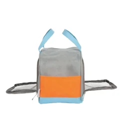 Katze mit Tasche und Pflege-Set