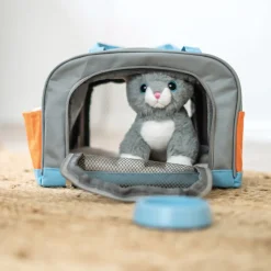 Katze mit Tasche und Pflege-Set