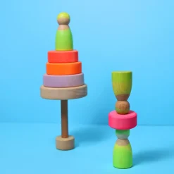Kleiner Scheibenturm aus Naturholz | Neonpink