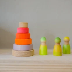 Kleiner Scheibenturm aus Naturholz | Neonpink