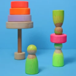 Kleiner Scheibenturm aus Naturholz | Neonpink