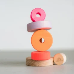 Kleiner Scheibenturm aus Naturholz | Neonpink