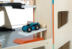 Parkhaus Rallye mit Rennautos