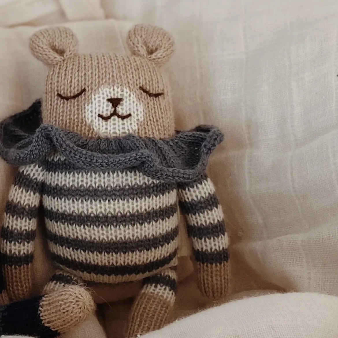 Teddy aus Baby-Alpakawolle | Gestreifter Strampler